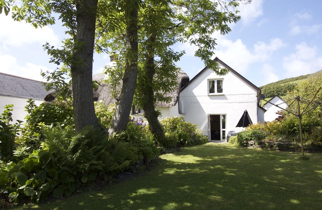 Manor Cottage, Croyde Village/sleeps 5/tucked away location/800m from beach