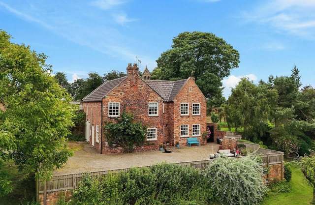 MANOR COTTAGE, pet friendly, with open fire in Northallerton