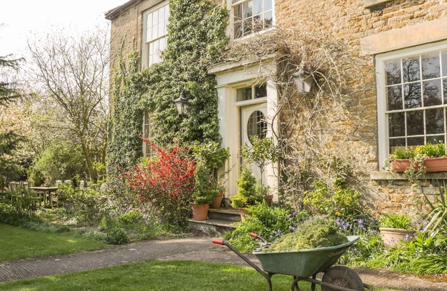 MANOR FARM, pet friendly, luxury holiday cottage in Hutton Buscel