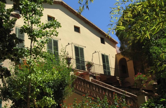 Manor house garden of 4500 m2. Pool and private barbecue. Near Tarragona