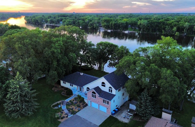 Manor on the River, 5,000 SQFT, Hot Tub & Kayaks