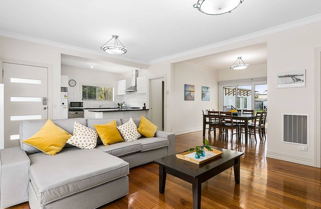MAORI BY THE BAY - FABULOUS BEACH HOUSE - 200 METERS TO THE FRONT BEACH.
