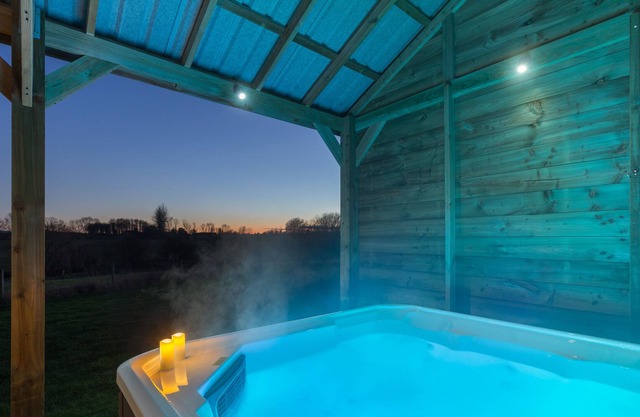 Maple Stylish Executive Pod, Large Hot Tub, Stunning Views