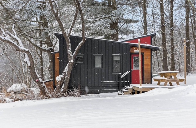 Maple Sugar Shack Tiny House w/hot tub & river by Stowe