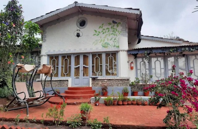 Maplewood Cottage, Ooty by Ebony Stays | Luxury 6BHK with Lawn & Mountain Views