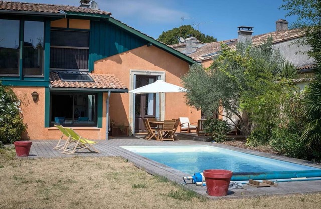 Margaux at the heart of the Médoc wine region. Beautiful stone house and pool.