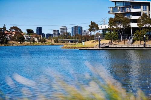 Maribyrnong Marvel Charm with Cityscape Bliss