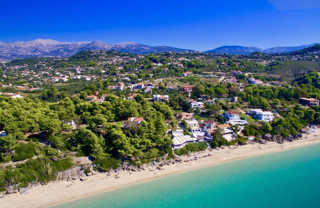 MARILIA GARDEN APARTMENTS WITH 3 BEDROOMS 2 MIN FROM MAKRIS GIALOS BEACH