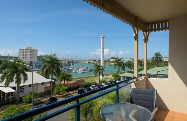 Marina View Apartment - Steps Away from CBD