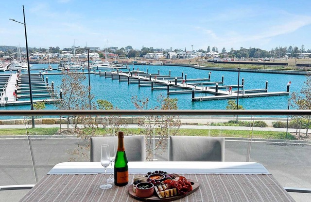 Marina Vista - Waterfront Apartment