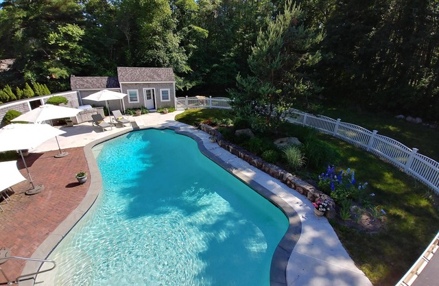 Marion -Village Handsome Pool House .Perfect For One!