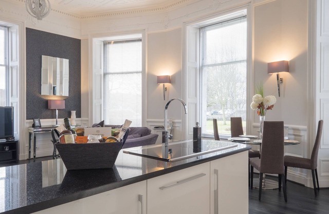 Marks At The Manor Luxury Riverside Apartments - Sleeps up to 4, with Parking and Sky TV