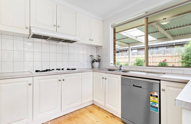 Maroondah Pet Friendly 3 Bedroom House - peaceful large garden free parking