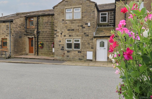 MARSH COTTAGE, character holiday cottage, with a garden in Oxenhope
