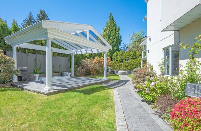 Marvelous 2-bedroom ground-level suite with WiFi & a private fenced backyard