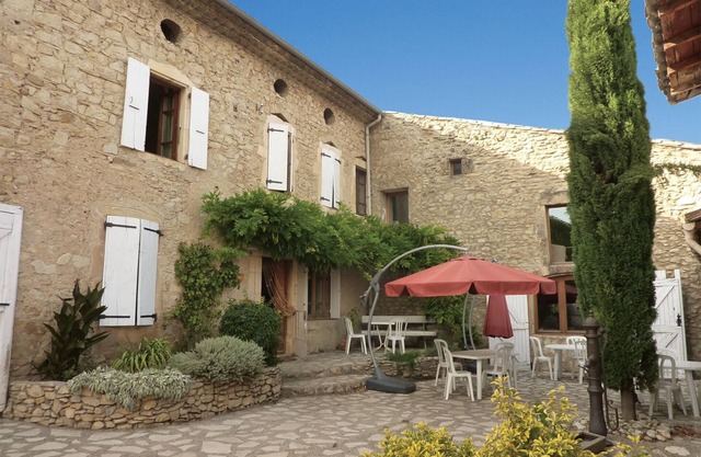 Mas DISTAISE, 5 bedrooms, 4 bathrooms, pool, billiards. Vacations with family and friends