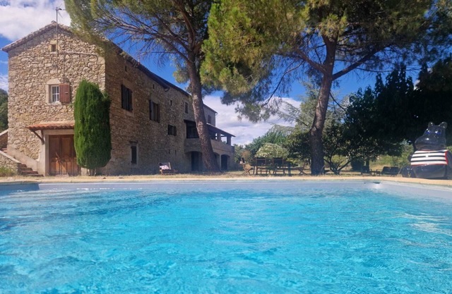 Mas Authentique Avec Piscine: 2 Appartements Pour 10 Personnes et Cuisine D'été