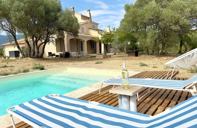 Mas Provençal Privé avec Piscine sans Vis à Vis en Plein Coeur du Luberon