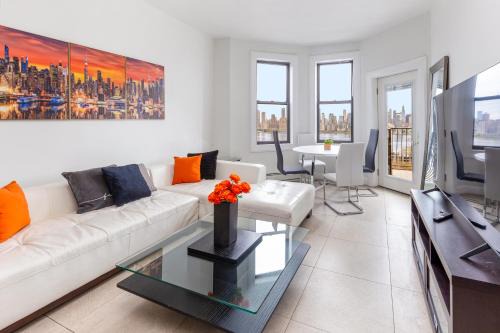 Massive 7-Bedroom 4-Bathroom Duplex 20 min to NYC