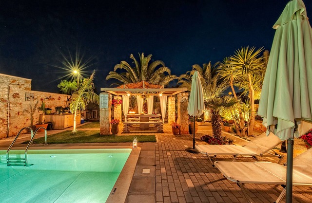 Massive Luxury Villa*private heated pool*Perfect 4 large groups up to 16 guests