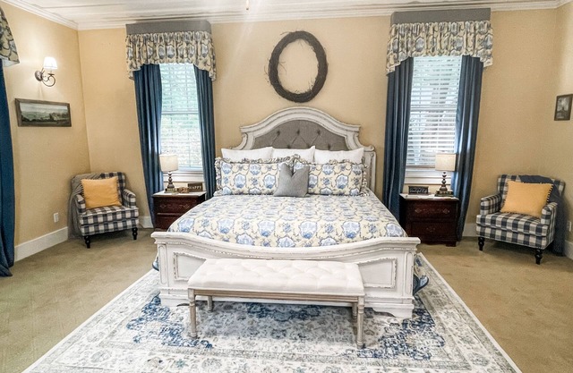 Massive Room - King Bed-Fireplace-10' Ceilings-50" Widescreen TV