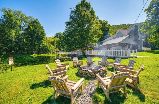 Massive Roscoe Retreat: Great for Large Groups!