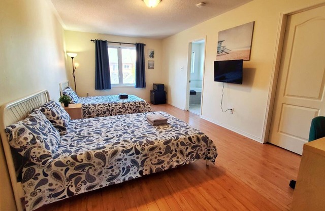 Master bedroom at YorkU with parking. Walk to subway