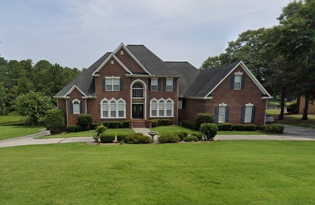 Masters rental - large 5-bdrm home w/huge porch, pool, hot tub & game room.