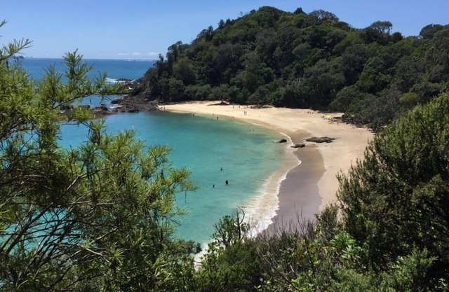 Matapouri Beach Hut, Tutukaka Coast. Pleasant 10 minute walk to beach