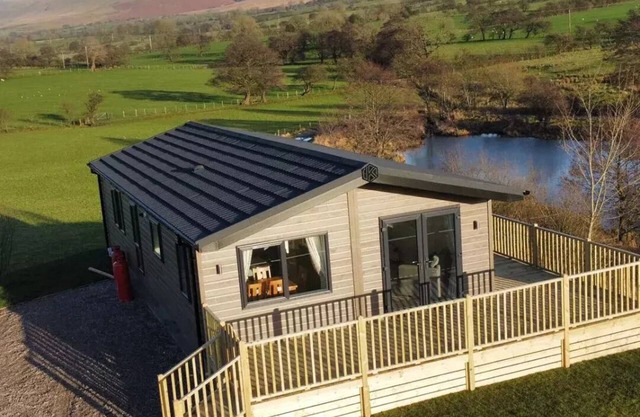 *MAY/JUNE discounts available in Luxury 3 bedroom, pet-friendly lodge.*