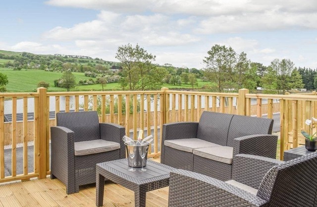 *MAY/JUNE discounts available in Luxury 2 bedroom, pet-friendly lodge.*