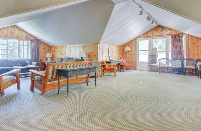 Mayfair Cottage for large groups at Jackson Point (Mayfair)