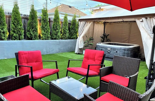 Mayors Manor, Zen Garden Oasis, Hot Tub & Sauna in Central Chicago, 8-12 guests