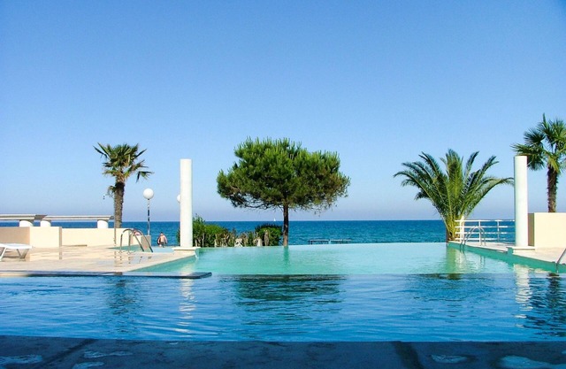 MB4 piscine by Interhome