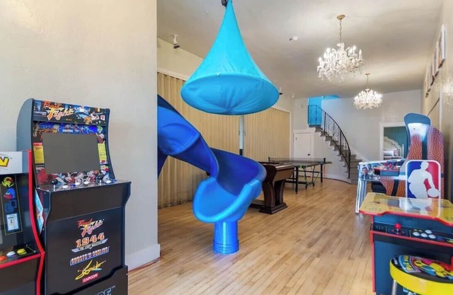 McKinley Mansion Half Building, sleeps 35, Gym, Arcade Room