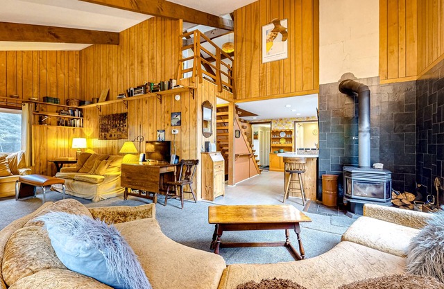 MCM hideaway with entertainer's deck, dog-friendly yard, Ping-Pong & WFH desks