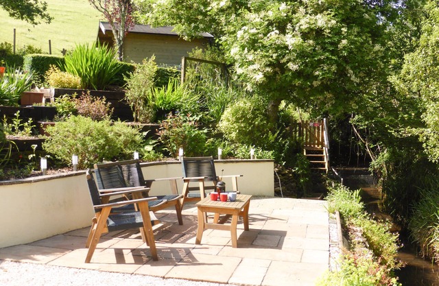 MEADOW BROOK COTTAGE, pet friendly, with open fire in Stoke Gabriel