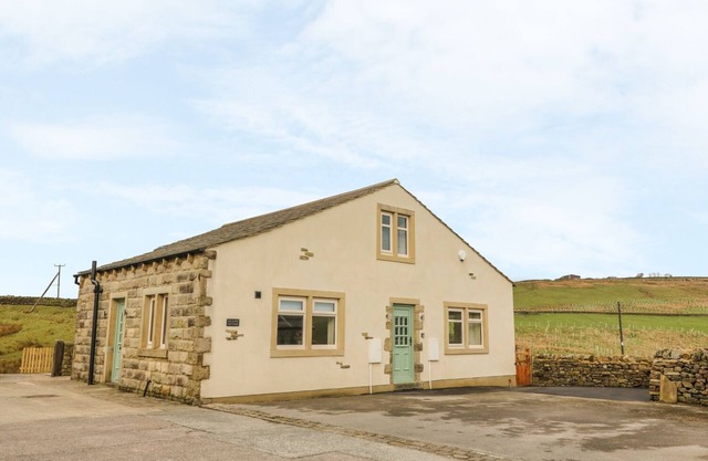 MEADOW COTTAGE, family friendly, with a garden in Cowling