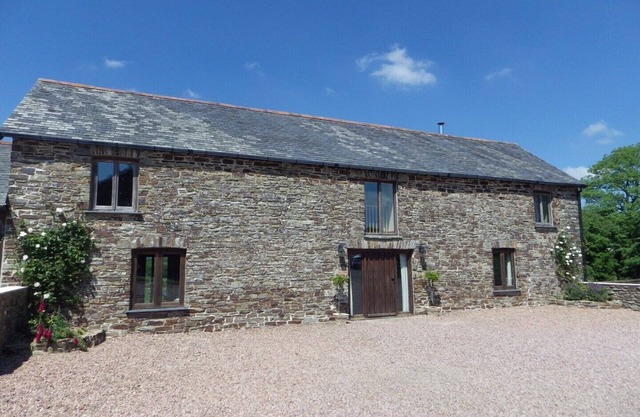 Meadow Cottage (Sleeps 8/9. 4 Bedrooms) Indoor heated pool and fishing lake