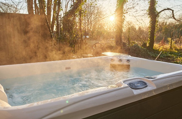 MEADOW - SLEEPS 2 | HOT TUB | BBQ | PETS ALLOWED | WI-FI | SECLUDED PATIO