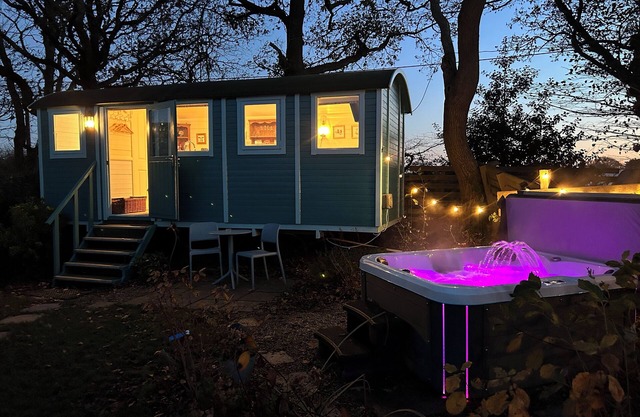 Meadowsweet - luxury Shepherd's Hut, amazing views