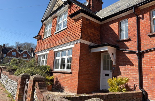 Meads Garden Cottage - close to seafront and South Downs