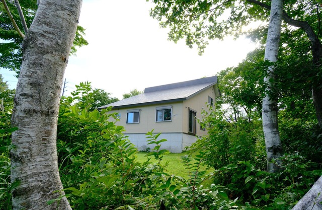 Meanwhile Woods - large garden and private chalet overlooking Mt. Myoukou, 5 min. walk to Akakura Ski Resort main gondola