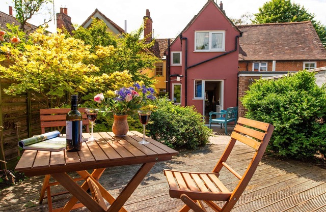 Meddlars - A romantic cottage by a historic Town great for walks, pubs and shops.