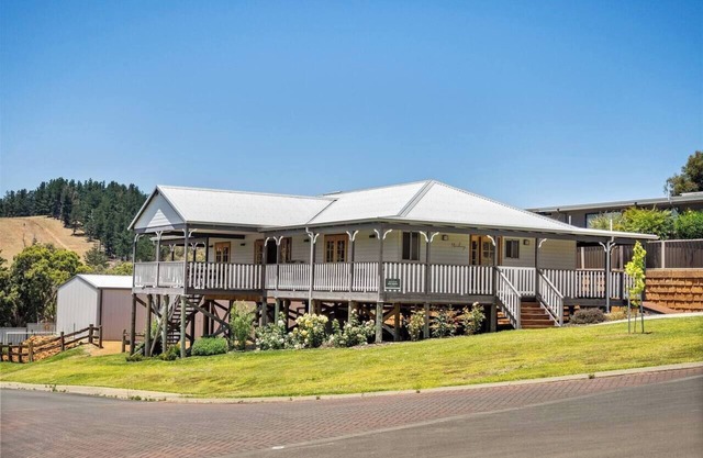 Meeukany Hilltop Stunner in the Heart of Nannup