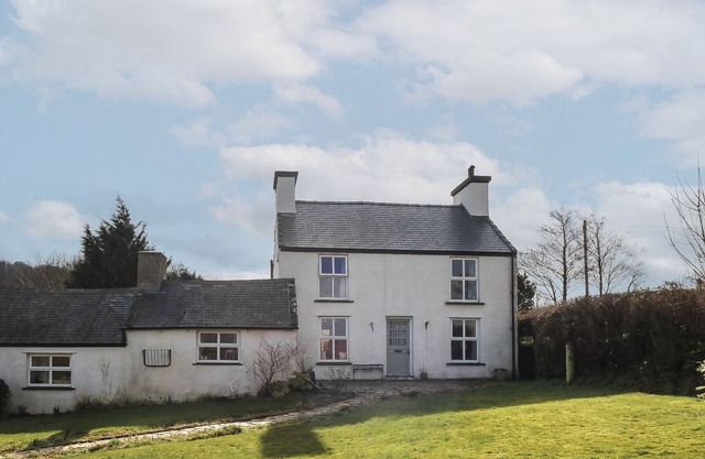 MELIN RHOS FARM, pet friendly, country holiday cottage in Moelfre