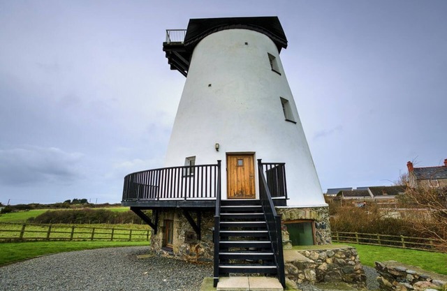 Melin Y Bont - a dog that sleeps 6 guests in 3 bedrooms