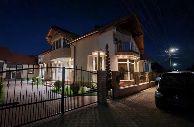 MeLux Airport House