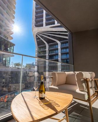 Mercury Suite Designer Apartment with Pool Access