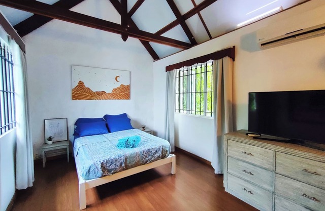 Mermaid Cove - 1 bedroom apartment 50 metres from the beach